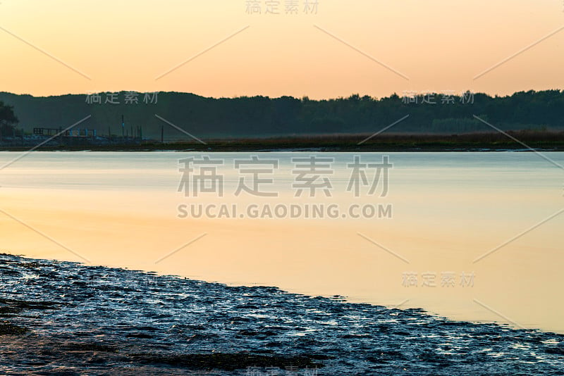 意大利Bibione泻湖上的夏日日落