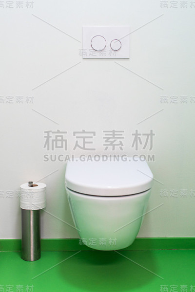 清洁公厕内的便池。