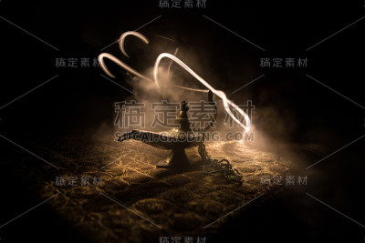 灯的愿望概念。古色古香的阿拉丁天方夜谭神灯，白烟柔和，背景幽暗。