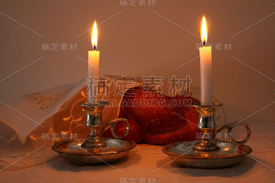 安息日的形象。白面包，安息日酒和烛台