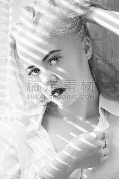 百叶窗的女孩