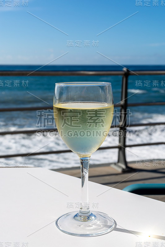 夏日海上度假，在阳光明媚的户外露台上喝着白葡萄酒