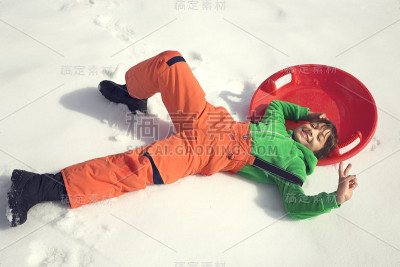 小男孩在雪中玩耍