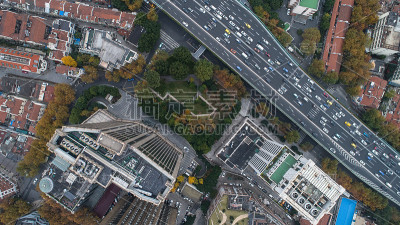 城市建筑和公路阴天鸟瞰图