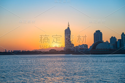 日落时分的中国山东青岛海岸线