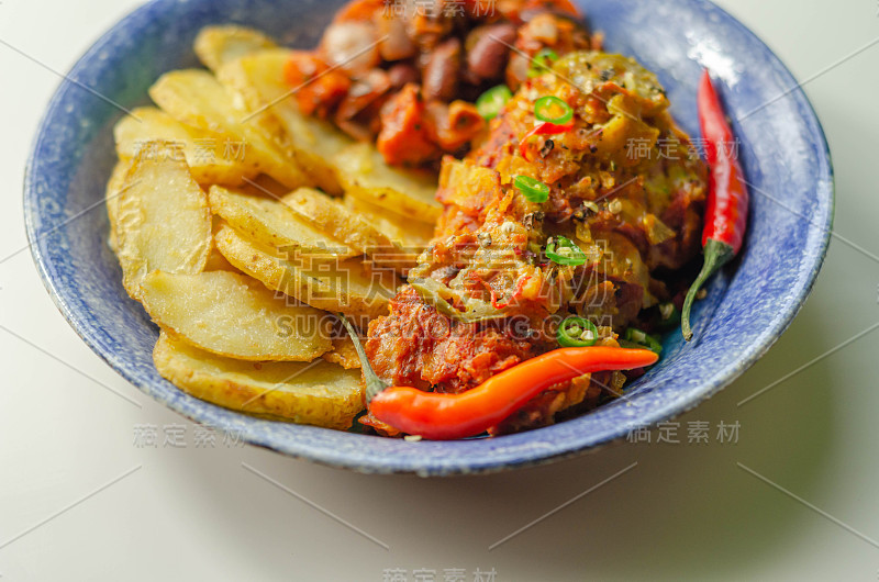 鸡胸肉配辣椒、芝士、蕃茄酱、脆薯片和薄荷豆沙拉，蓝色盘子