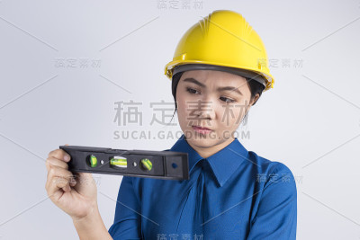 轮机员拿着水位尺