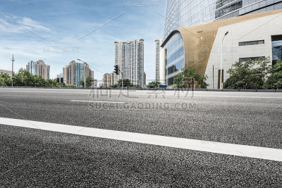 中国上海的柏油路和现代建筑