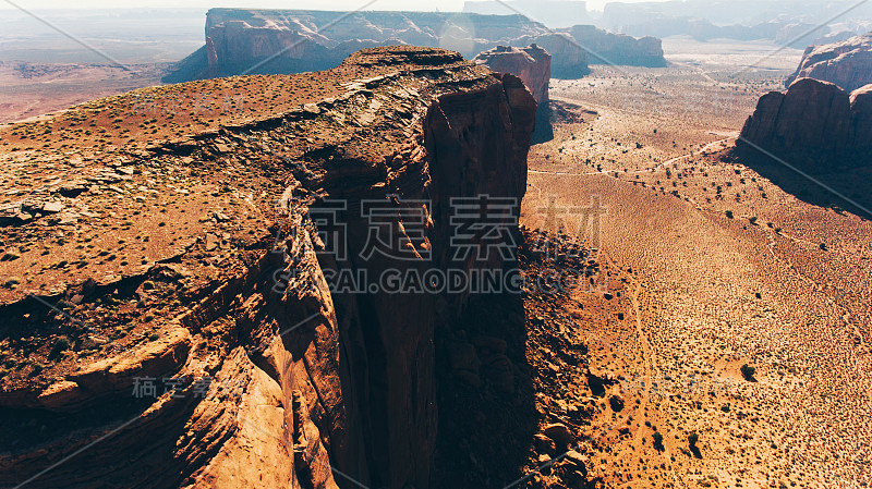 美丽无边的纳瓦霍沙漠全景，没有植被和高高的岩石。鸟瞰美国西南著名地标，蓝天