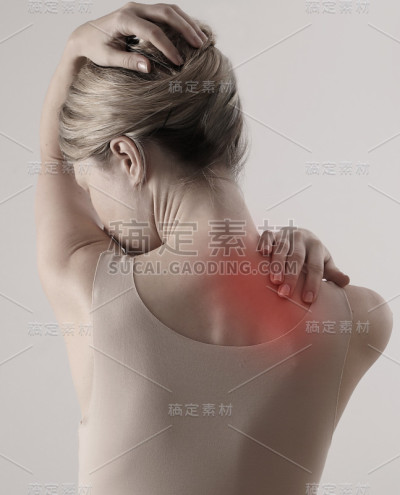 背部和颈部疼痛的女人。头向前的姿势