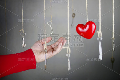 伸出手去拿一把古老的钥匙