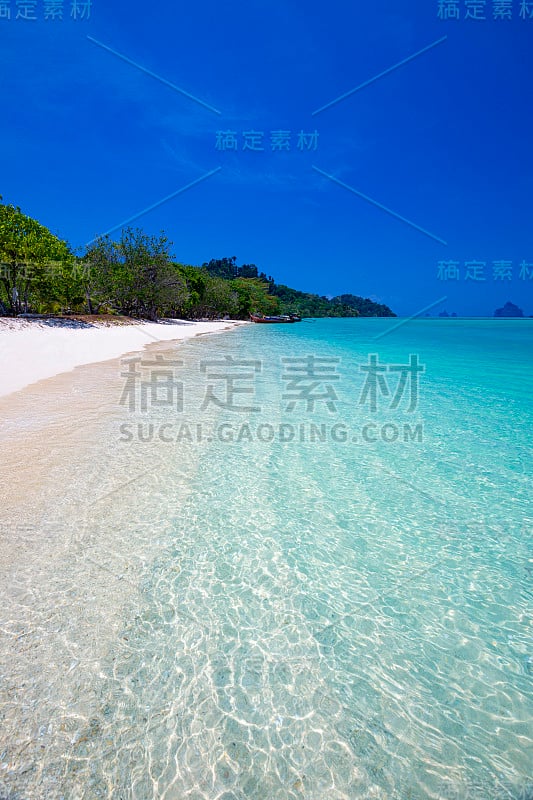 泰国南部碧水蓝天的美丽夏日海滩