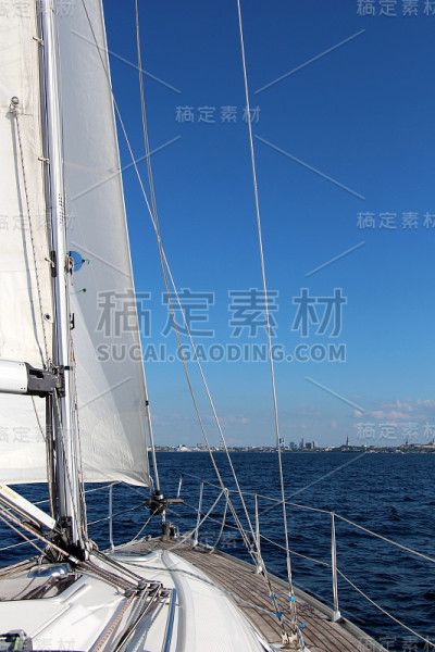 在欧洲爱沙尼亚的塔林湾航行