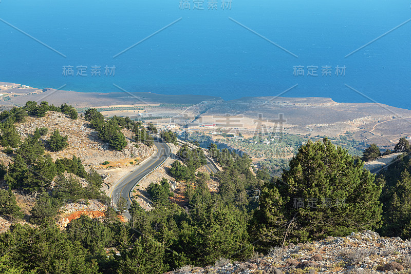 希腊克里特岛南部有蜿蜒道路的山地海岸