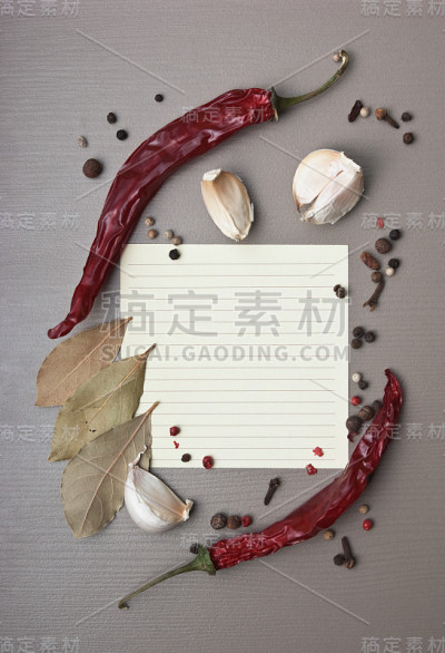 厨房桌上放着空白的食谱和香料
