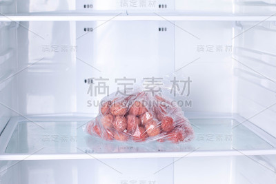 冰箱里的冷冻肉丸
