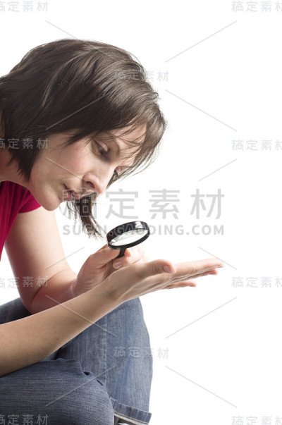 拿着放大镜的女人