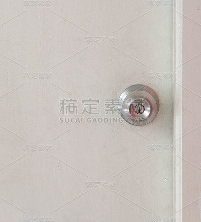 把焦点放在木门上