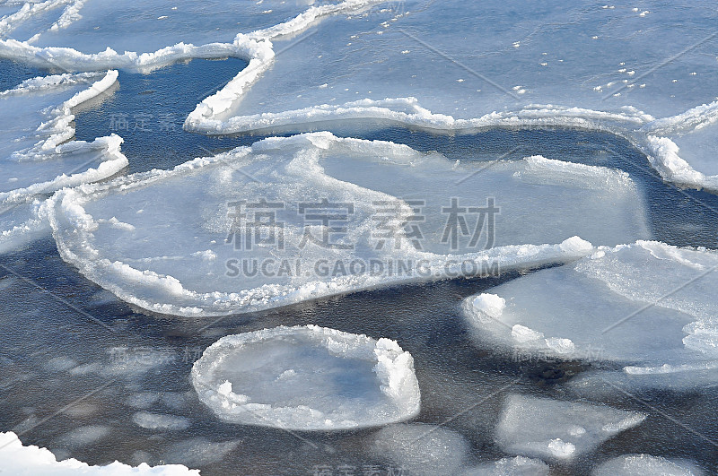 融化的冰在水面上，冰的尖锐边缘是流动的海水或河流