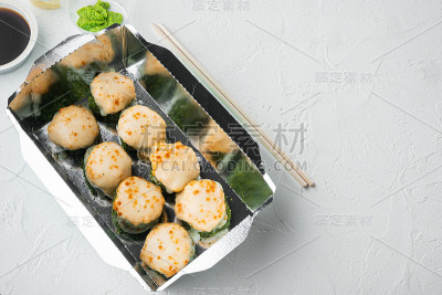 寿司卷交付，在白石背景上，有拷贝空间和文字空间
