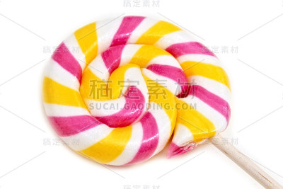 彩色的棒棒糖在白色的背景上呈圆形。