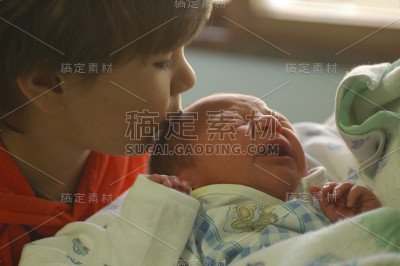 哥哥亲吻新生
