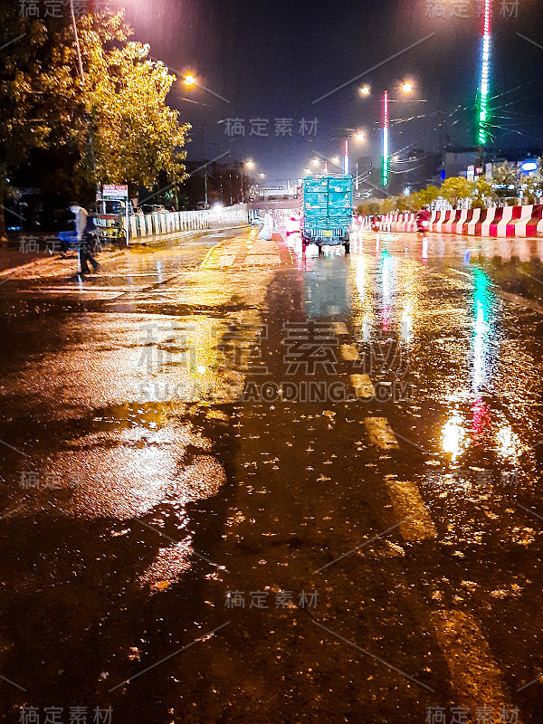 印度德里的道路在夜间的雨天视图，在夜间的暴雨视图