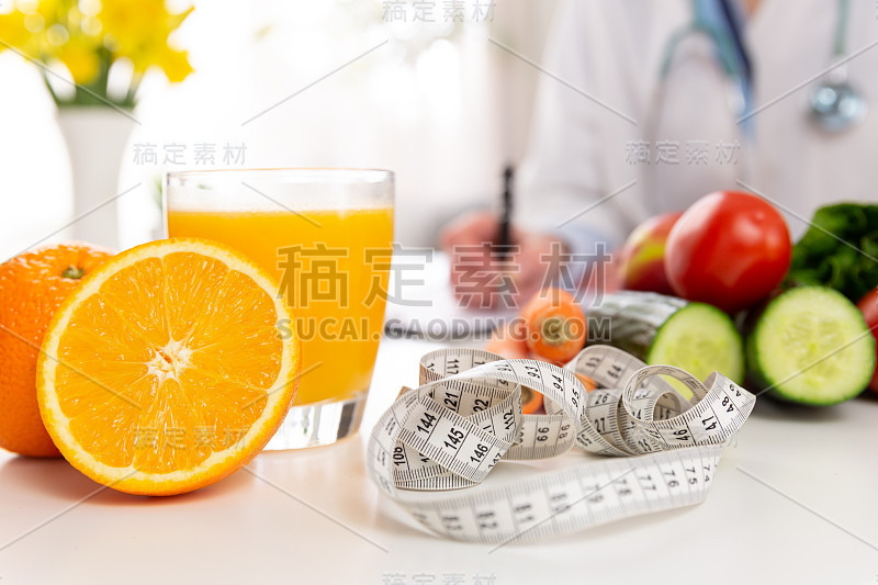 蔬菜饮食的营养和用药概念。营养学家提供健康的蔬菜饮食。在自然光下