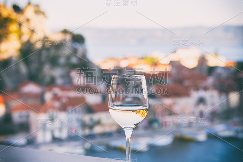 一杯葡萄酒与欧米斯里维埃拉的观点，放松的海景背景，克罗地亚