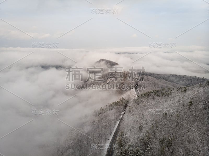 鸟瞰图蜿蜒的北卡罗莱纳州山路在雪