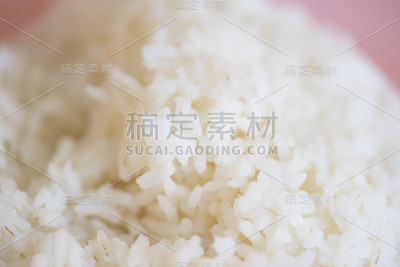 特写米饭在盘子里