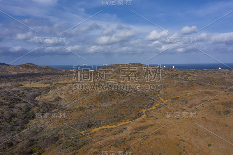 鸟瞰图Curaçao海岸在加勒比海碧绿的水，悬崖，海滩和美丽的珊瑚礁在瓦塔穆拉