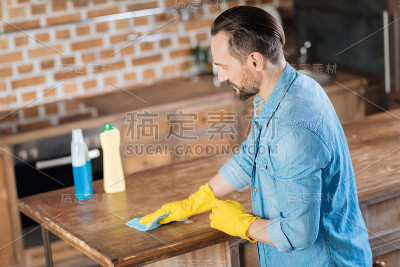 胡子男清洁工正在打扫厨房