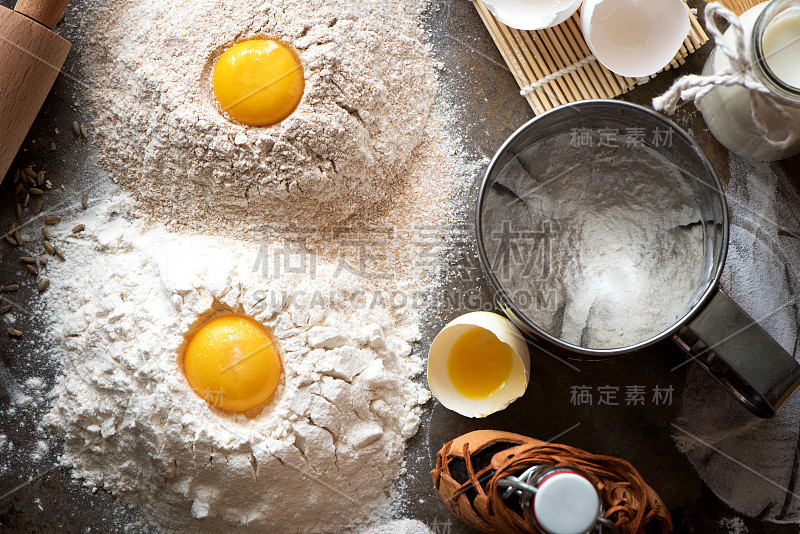 黑麦粉和小麦粉在准备生面团前。准备面包前的配料