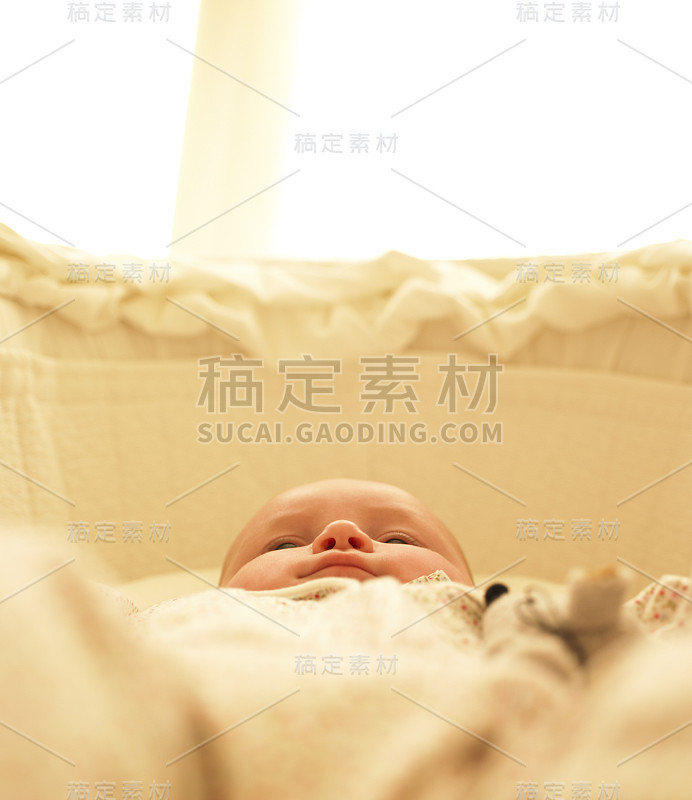 婴儿在摇篮里