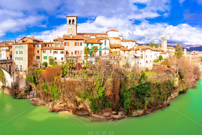 意大利Friuli- venezia Giulia地区的恶魔桥和natolone河峡谷全景