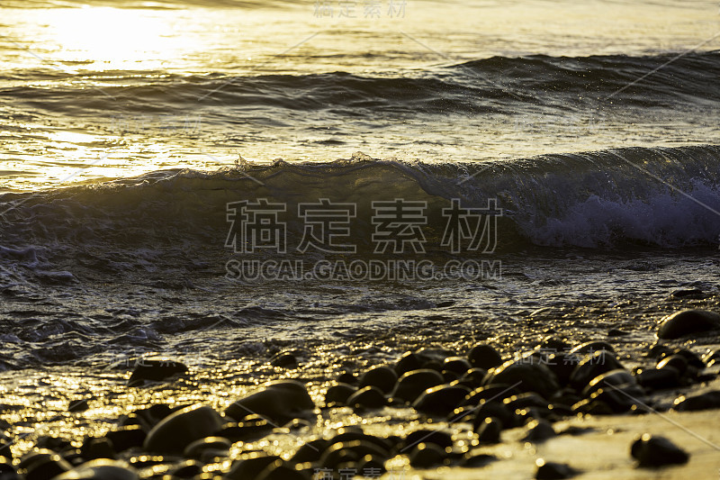 在圣奥诺弗雷海滩，加州破浪