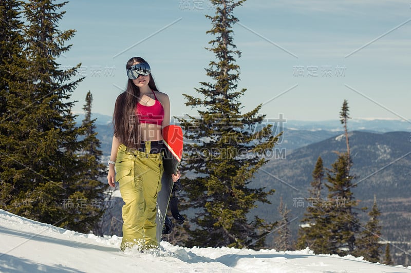 滑雪板女与滑雪板在雪山上