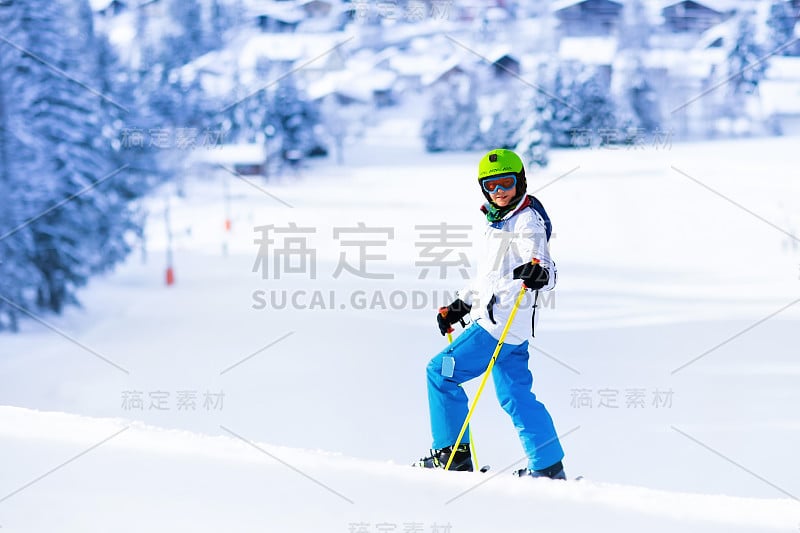 孩子们在山上滑雪。