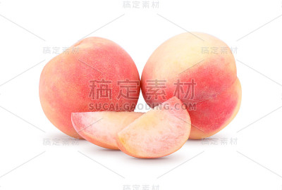 白色背景上的新鲜桃子