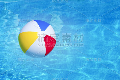 彩色充气球漂浮在游泳池