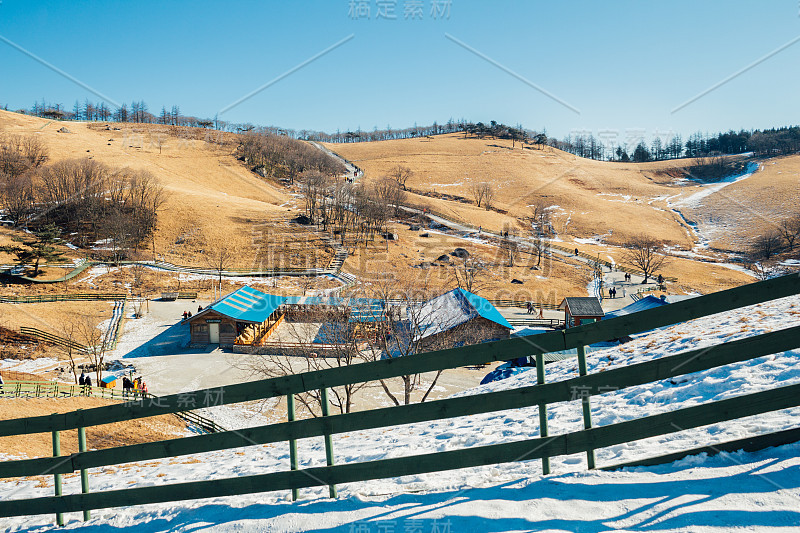 韩国平昌大墙岭牧羊场的干草地、山、雪和冬季景观