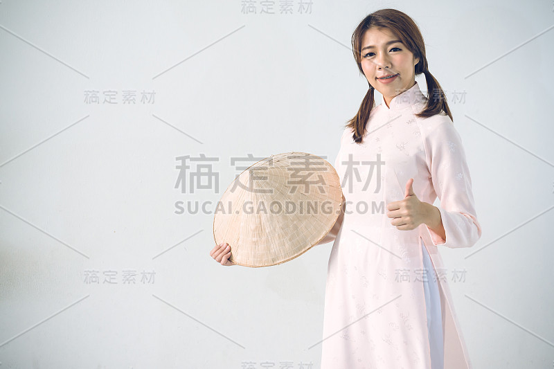 美丽的女人在粉红色的越南传统服饰文化越南