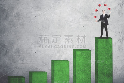 男性经理在增长图上耍红球