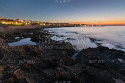 晚上克里特岛海滩的全景。长时间曝光