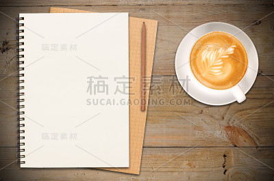 封闭的复古速写簿和一杯咖啡