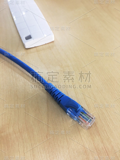 把局域网电缆放在桌子上