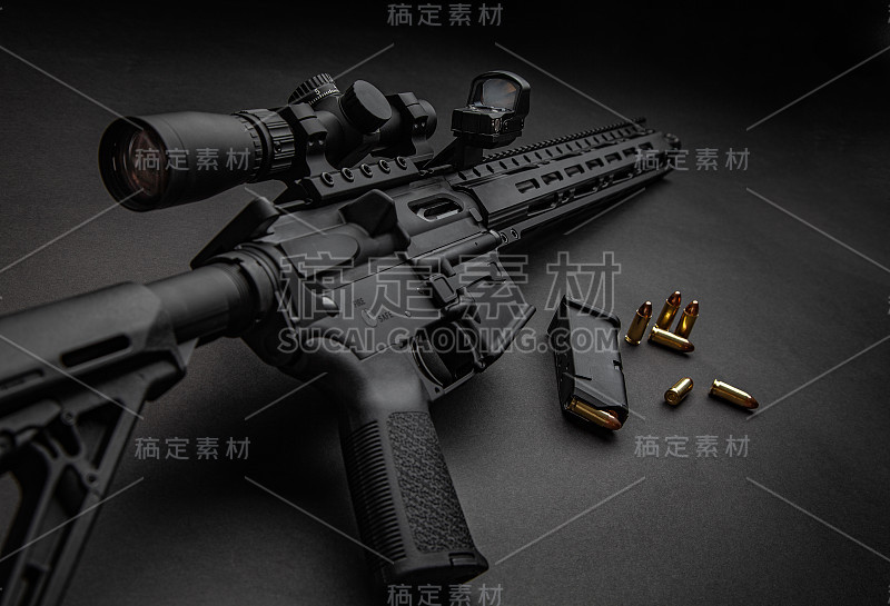现代自动卡宾枪光学和准直瞄准器。在黑暗的背景下有两个瞄准器的步枪。卡宾枪附近的武器弹药。