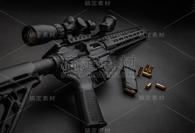 现代自动卡宾枪光学和准直瞄准器。在黑暗的背景下有两个瞄准器的步枪。卡宾枪附近的武器弹药。