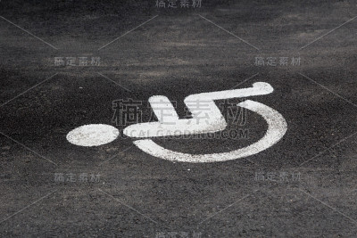 停车场上的残疾人标志。
